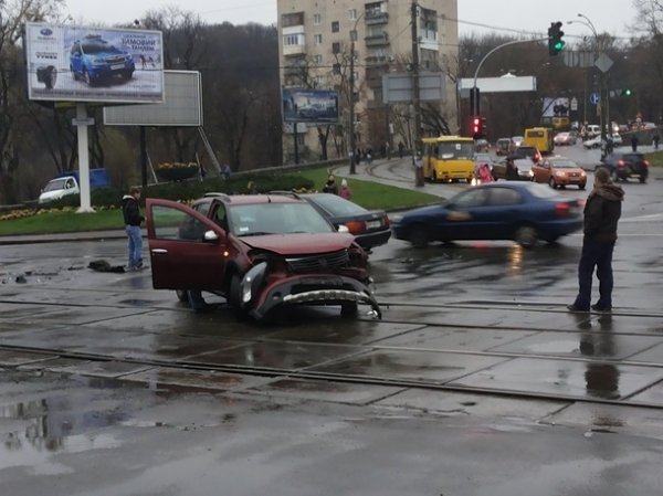 У Києві аварія блокувала рух трамваїв. ФОТО