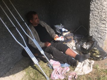 Безхатько з-під сходів луцького будинку знову живе на вулиці. ФОТО