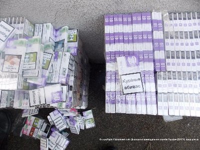 На Волині прикордонні собаки виявили 7 тисяч пачок сигарет. ФОТО