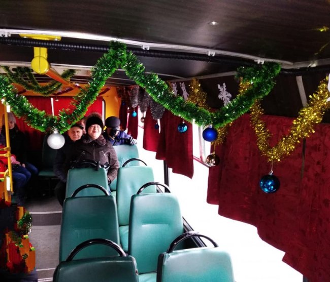 У Луцьку святково прикрасили маршрутку. ФОТО 