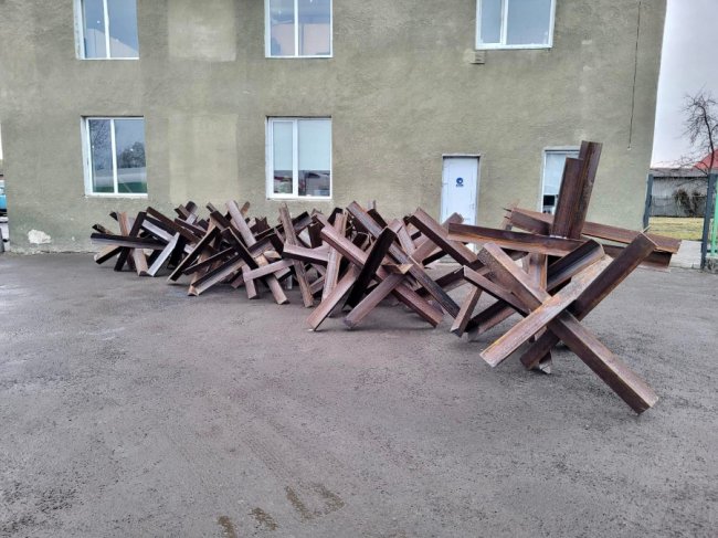 У Луцьку підготували велику кількість протитанкових їжаків для оборони міста