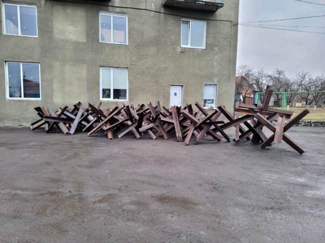 У Луцьку підготували велику кількість протитанкових їжаків для оборони міста
