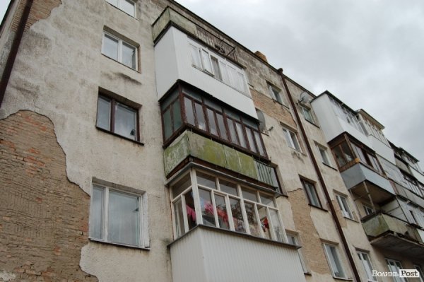З луцького будинку на голови людей падають шматки штукатурки. ФОТО