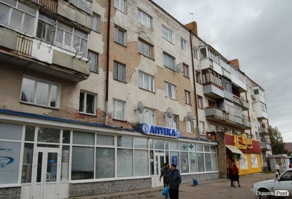 З луцького будинку на голови людей падають шматки штукатурки. ФОТО