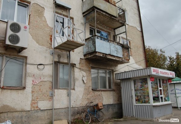 З луцького будинку на голови людей падають шматки штукатурки. ФОТО