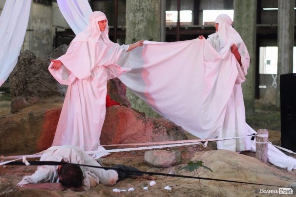 «Мандрівний вішак» у Луцьку епатував, дивував та змушував задуматись. ФОТО