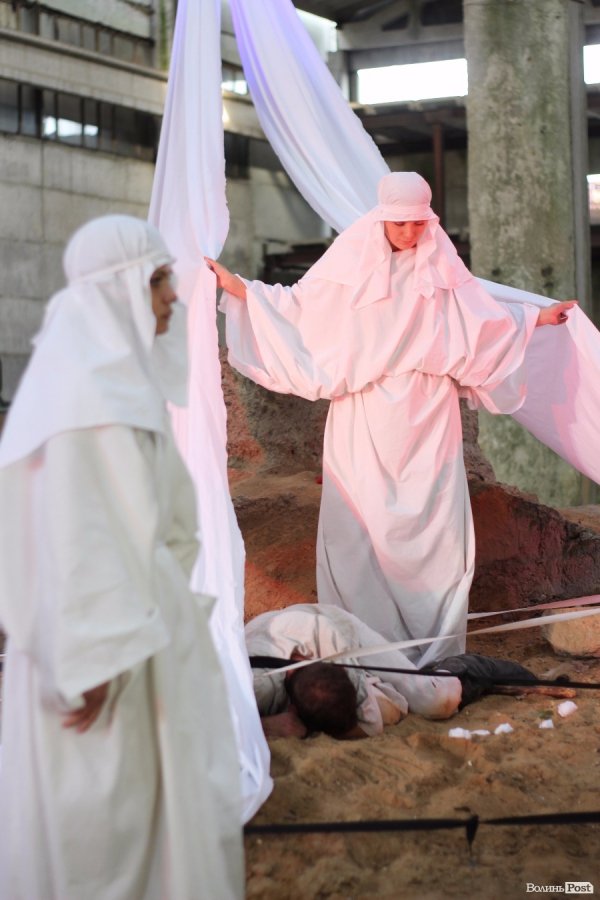 «Мандрівний вішак» у Луцьку епатував, дивував та змушував задуматись. ФОТО