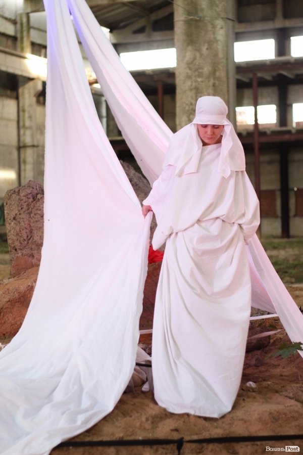 «Мандрівний вішак» у Луцьку епатував, дивував та змушував задуматись. ФОТО