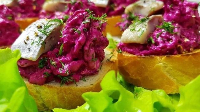 Новорічний стіл за 1000 гривень: що приготувати на чотирьох 