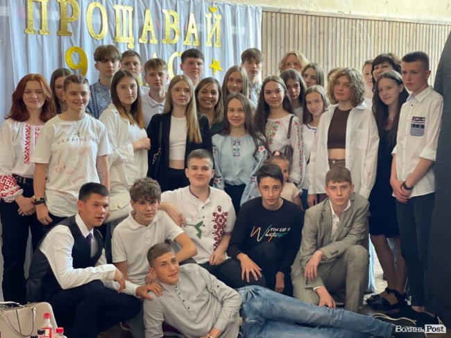 Уперше на Волині: у Луцьку «класна мама» влаштувала випускникам останній дзвоник у шатрі-планетарії