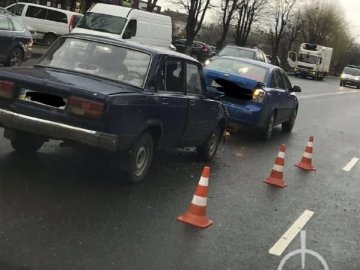 У Луцьку на Набережній зіткнулися ВАЗ та Chevrolet