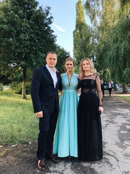 Красуні-доньки із відомими татами з Волині: святкова добірка. ФОТО