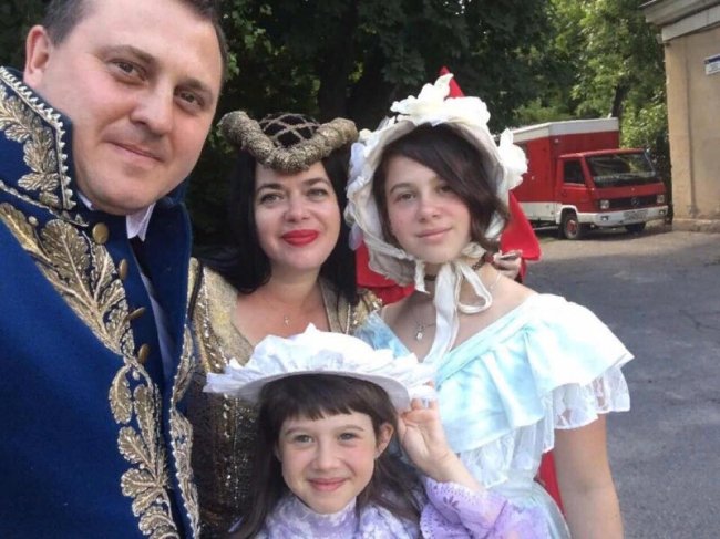 Красуні-доньки із відомими татами з Волині: святкова добірка. ФОТО