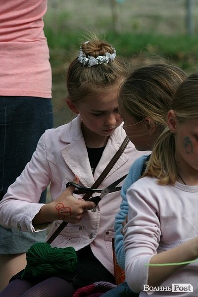 Луцького слоника одягли в’язаними клаптиками. ФОТО