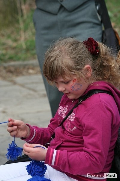 Луцького слоника одягли в’язаними клаптиками. ФОТО