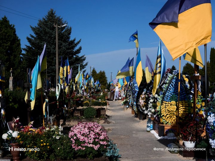 На луцькій Алеї почесних поховань встановлюють пам’ятники загиблим Героям