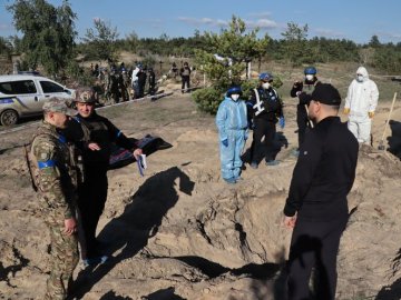 На місці масового поховання у Лимані ексгумували перші 20 тіл