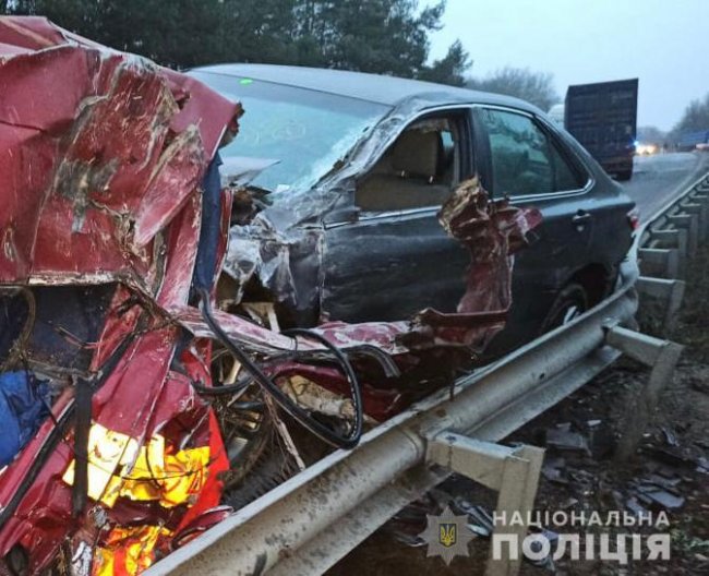 У жахливій автотрощі під Вінницею, у якій зіткнулись евакуатор з вантажівкою, загинули двоє чоловіків