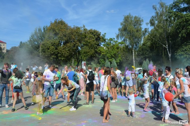 Кольорова подія року: як у Луцьку святкують День молоді. ФОТО