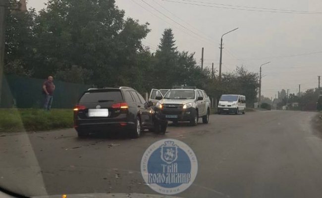 На Волині зіткнулися дві автівки: позашляховик врізався у паркан