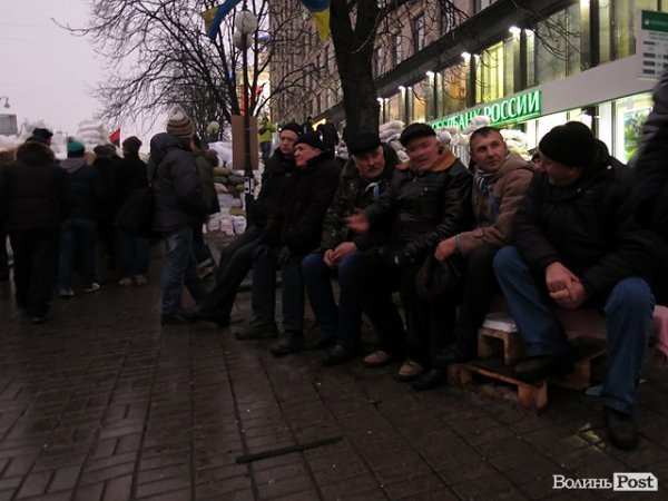 Ті, хто нас оберігає: чоловіки Майдану. НОТАТКИ ОЧЕВИДЦЯ. ФОТО