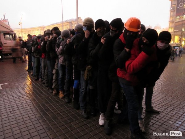 хлопці тренуються тримати стінку під натиском