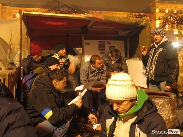 Ті, хто нас оберігає: чоловіки Майдану. НОТАТКИ ОЧЕВИДЦЯ. ФОТО