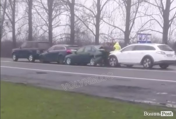 Аварія на Волині: зіткнулися чотири автівки