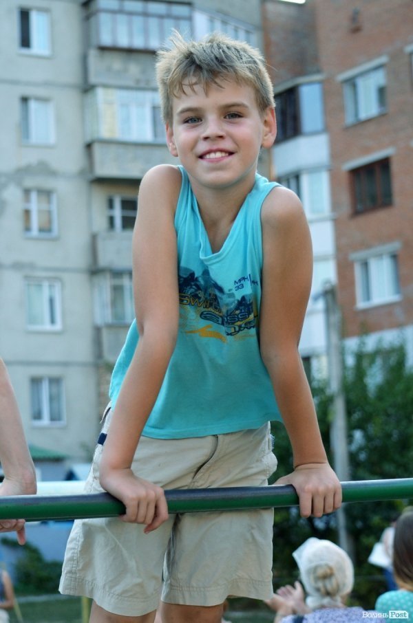 Акробати та гімнасти відкрили спортивний майданчик у Луцьку. ФОТО