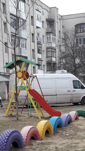 На дитячому майданчику у Луцьку припаркувався «автоандон». ФОТО