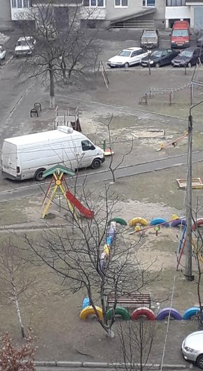 На дитячому майданчику у Луцьку припаркувався «автоандон». ФОТО