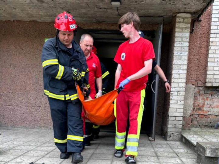 У Луцьку із замкненої квартири врятували чоловіка, який потребував медичної допомоги. ФОТО