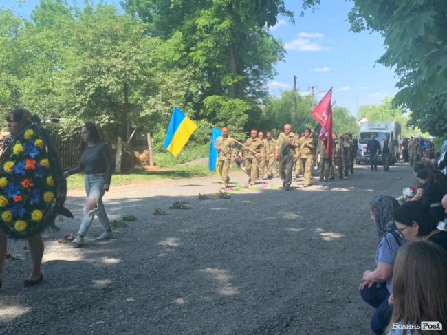 Маленька донечка більше не побачить тата: на Волині попрощалися із 19-річним Героєм Романом Романюком