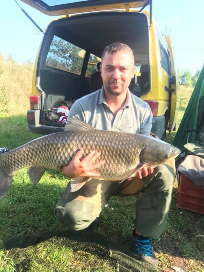 Рибні рекорди: волинянин впіймав гігантського білого амура. ФОТО