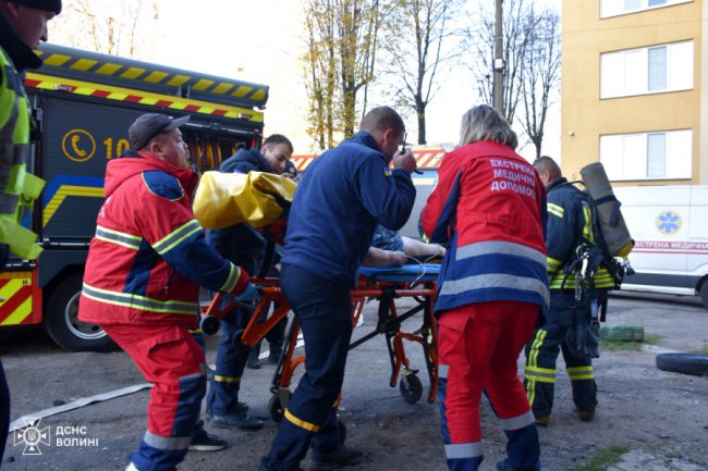 У Луцьку із охопленої пожежею квартири врятували  жінку