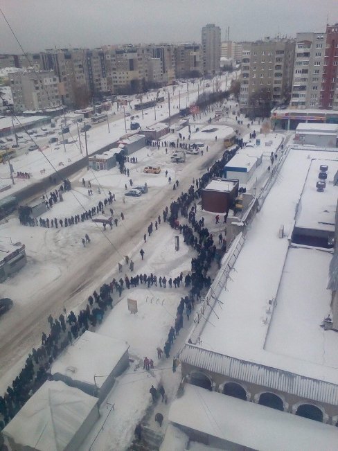 На зупинках Львова - «кілометрові» черги 