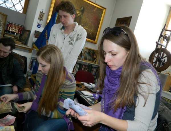 Під час концерту «Кому Вниз» зібрали понад 12 тисяч гривень. ФОТО