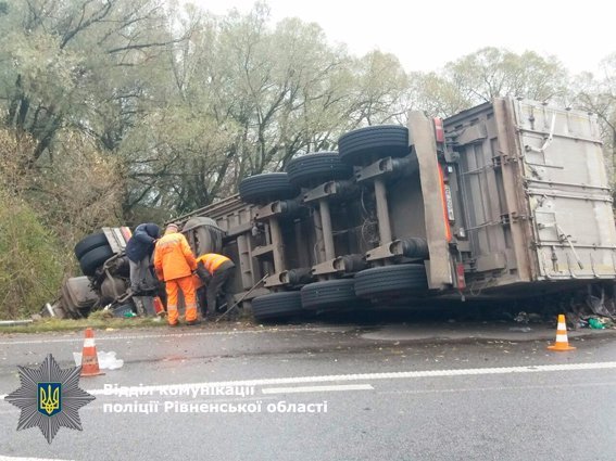 За 60 кілометрів від Луцька перекинулася фура з львівським сміттям. ФОТО