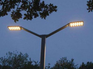 На вулицях Луцька розпочали встановлювати сучасне освітлення. ПЕРЕЛІК