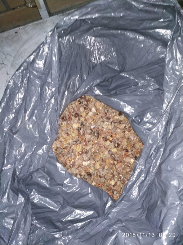 Волинянин хотів провезти через кордон майже 7 кілограмів бурштину у газовому балоні. ФОТО