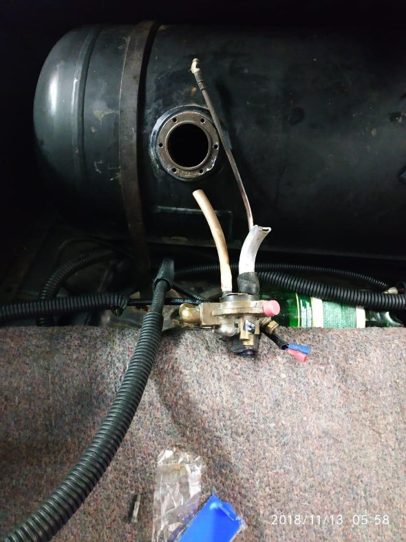 Волинянин хотів провезти через кордон майже 7 кілограмів бурштину у газовому балоні. ФОТО