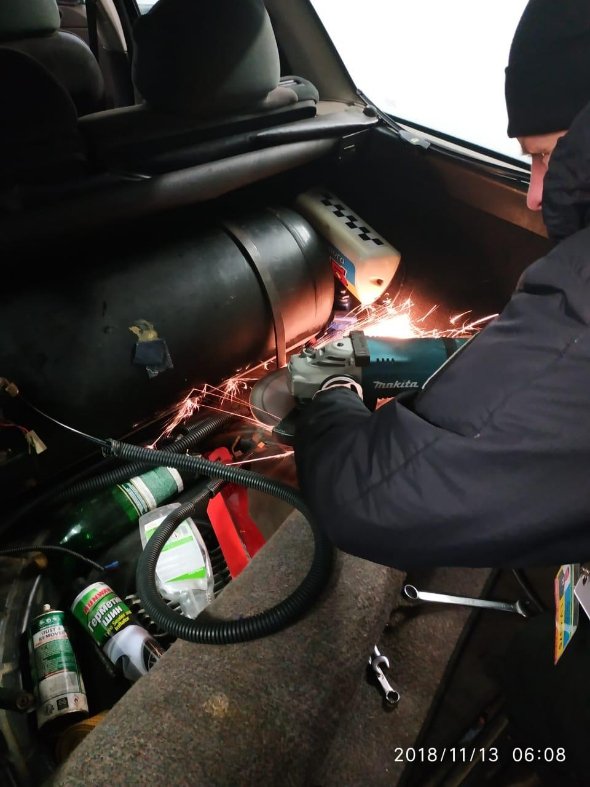 Волинянин хотів провезти через кордон майже 7 кілограмів бурштину у газовому балоні. ФОТО