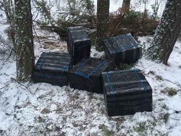 На кордоні  в лісі знайшли велику патрію сигарет