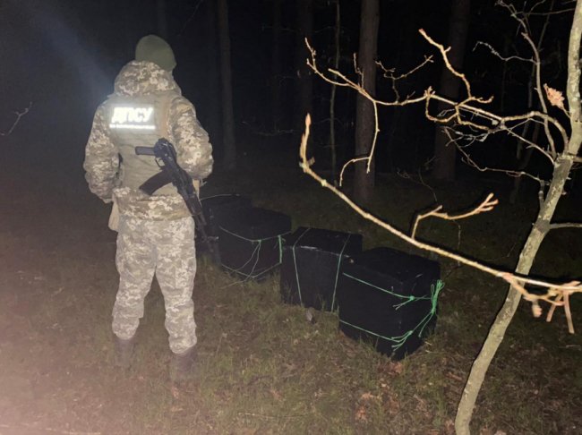 Луцькі прикордонники знайшли у лісі 10 ящиків цигарок, які контрабандисти хотіли переправити до Польщі 