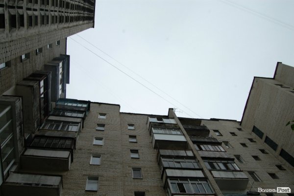 Щоразу, як іде дощ, у Луцьку затоплює багатоповерхівку. ФОТО. ВІДЕО