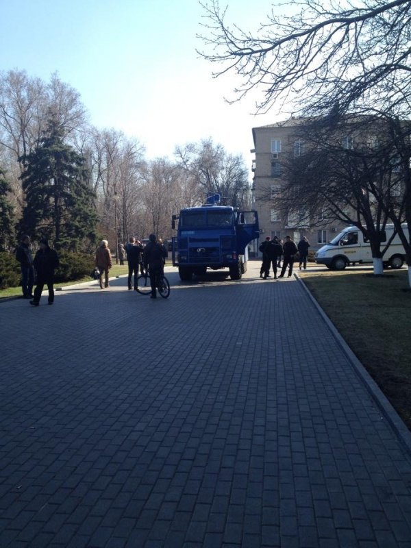 Гранати, бійки, водомет - Донецьк баламутять сепаратисти. ФОТО