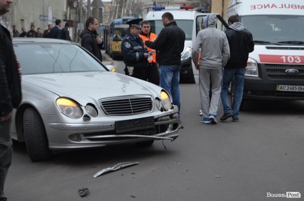 Аварія у центрі Луцька: не розминулися «Мercedes» і «Mitsubishi». ФОТО