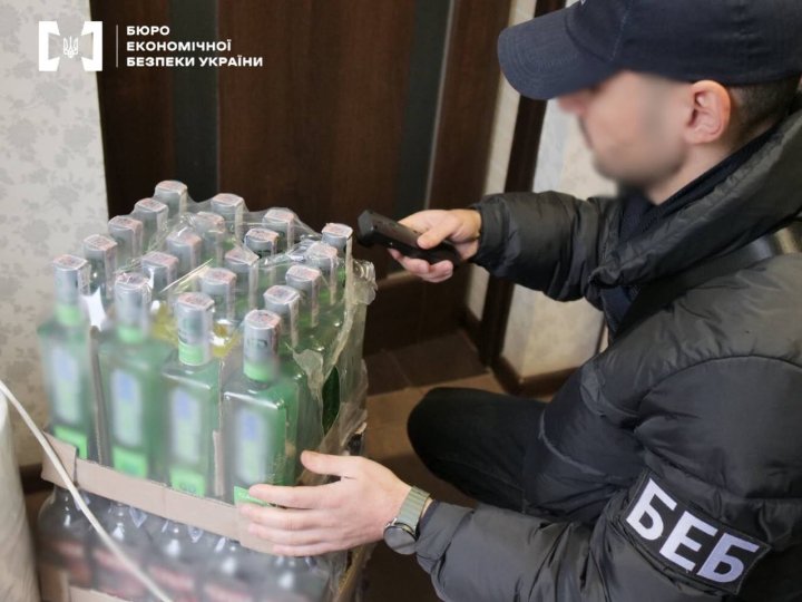 На Волині ліквідували масштабне підпільне виробництво сигарет і спиртного
