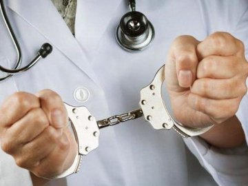 Судитимуть головного лікаря волинського медзакладу, яка незаконно виписала собі понад 150 тисяч гривень премій