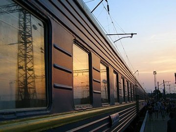 Підписи проти скасування потяга «Ковель-Чернівці» передали до Львівської залізниці